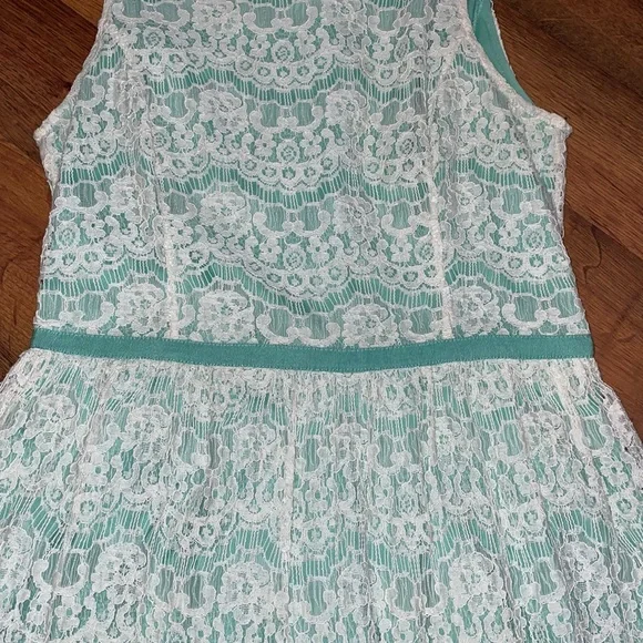 Dress with lace overlay - Picture 2 of 6